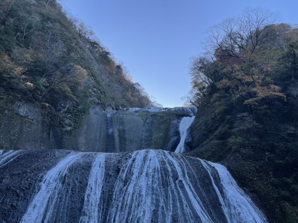 秋の袋田の滝